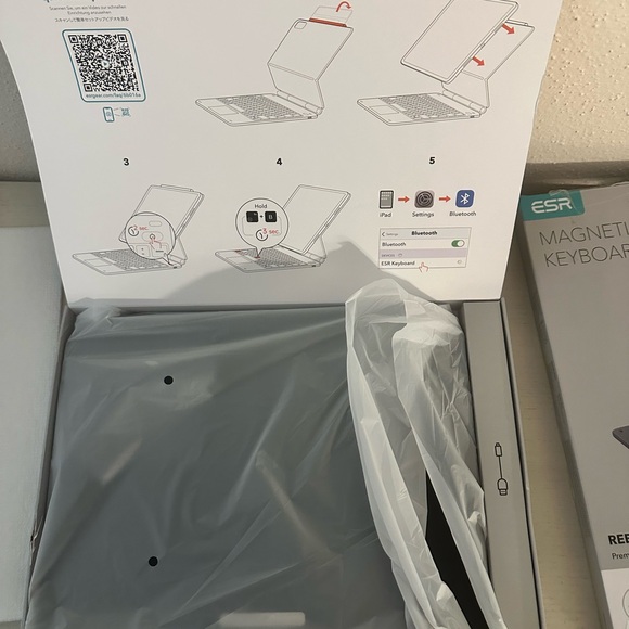 ESR  Magnetic Keyboard Case, for iPad Pro 12,9 (2022/2021/2020/2018) - Picture 9 of 11